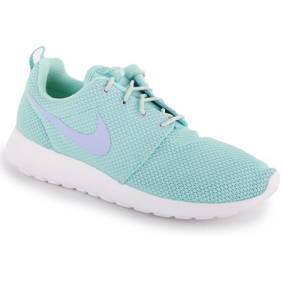 Nike Shoes - Nike Roshe